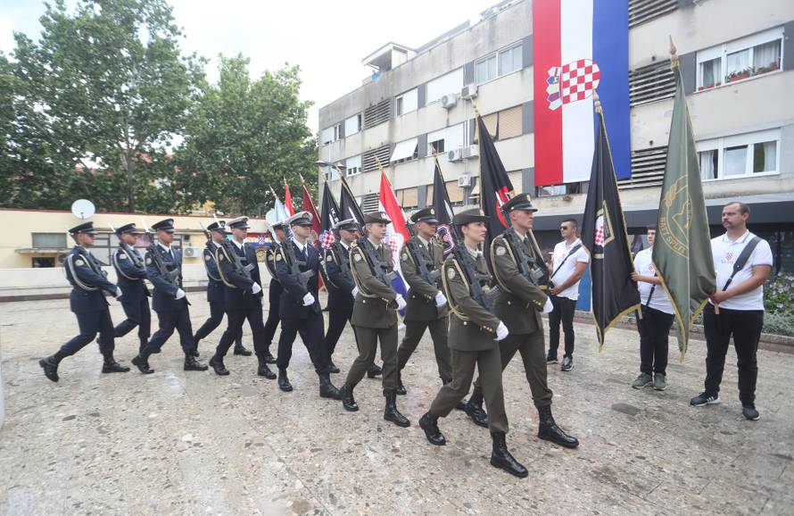 Sinj: Državni vrh položio vijence kod spomenika Franji Tuđmanu
