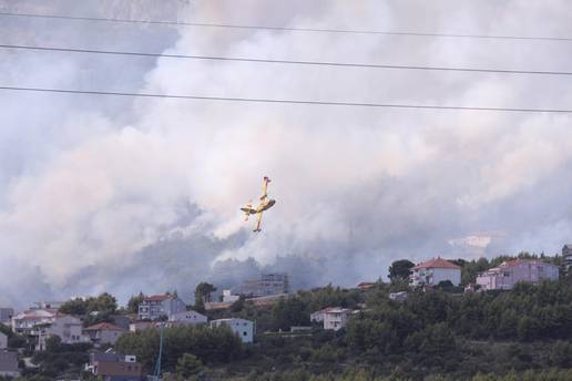 Veliki požar kod Solina je pod kontrolom: Kanader će do noći natapati to područje vodom