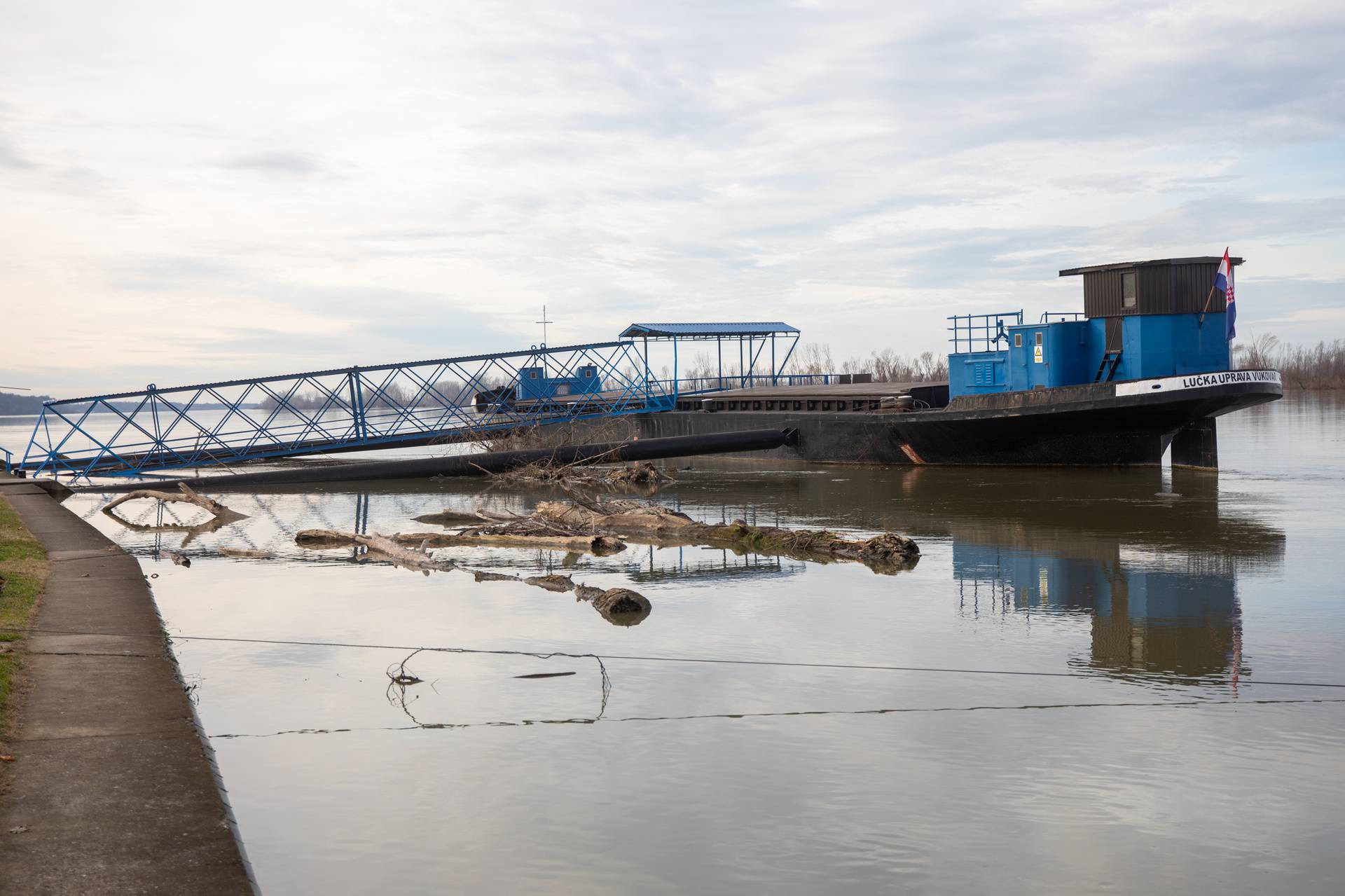 Brod udario u most na granici sa Srbijom, zatvoren granični prijelaz