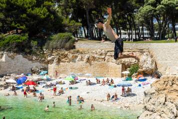 Pula: Havajska pla&zcaron;a na Verudeli raj je za kupa&ccaron;e i ljubitelje skokova sa stijena