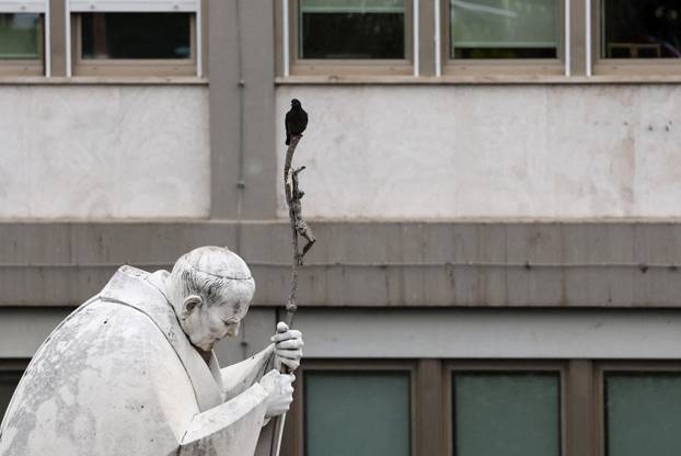 Pope Francis continues treatment for a respiratory tract infection at Gemelli hospital