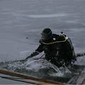 FOTO/VIDEO Pogledajte  trening  ronioca Interventne jedinice policije pod ledom: Vani -8 &deg;C...