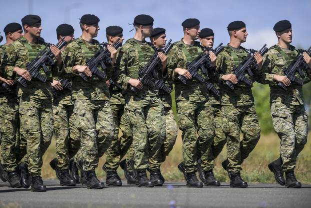 Velika Gorica: Uvježbavanje pješačkih postroja Hrvatske vojske za svečani vojni mimohod