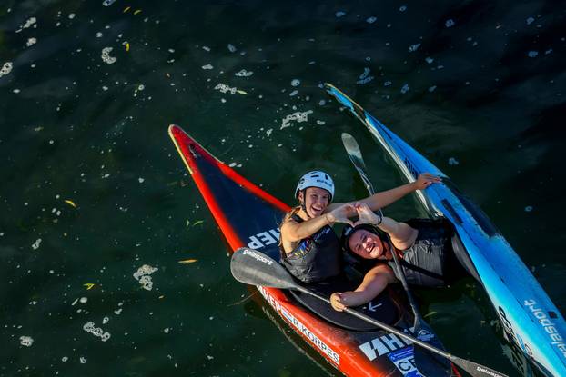 Zagreb: Kajakašice i kajakaši uživaju u Savi čiji je nizak vodostaj otkrio sprudove
