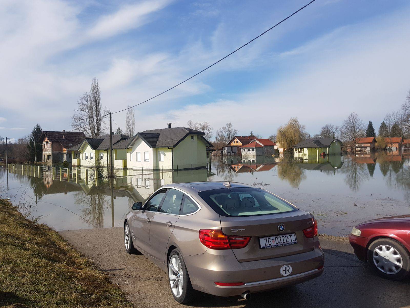 Vodeni svijet: Šarani i štuke im doplivali u dvorište u Pisarovini