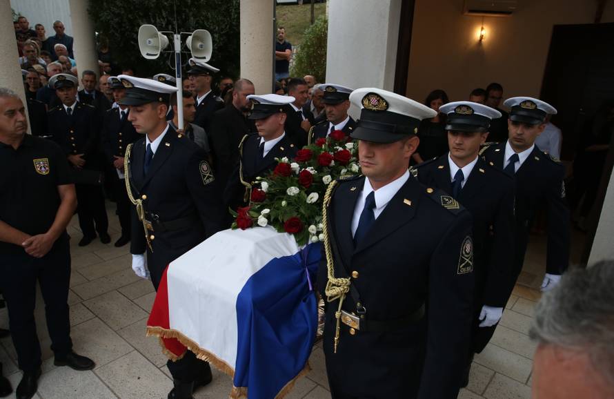 Donji Vinjani: Posljednji ispraÄaj komodora Ivice ToliÄa