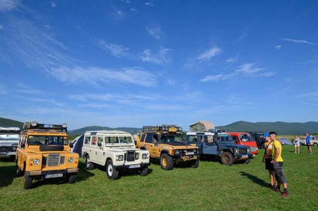 Okupljanje ljubitelja oldtimera na sportskom aerodromu u Otočcu