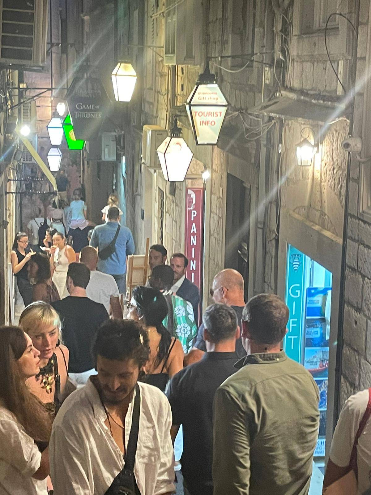 EKSKLUZIVNI VIDEO Jeff Bezos i zaručnica večerali u restoranu u Dubrovniku uz 6 tjelohranitelja