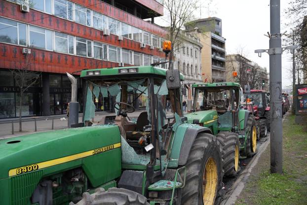 Beograd: Oštećeni traktori parkirani oko Pionirskog parka