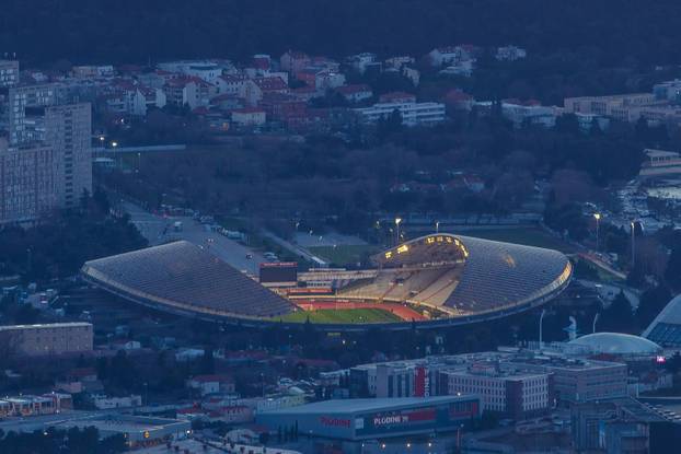 Pogled s obronaka Kozjaka na osvjetljeni stadion Poljud