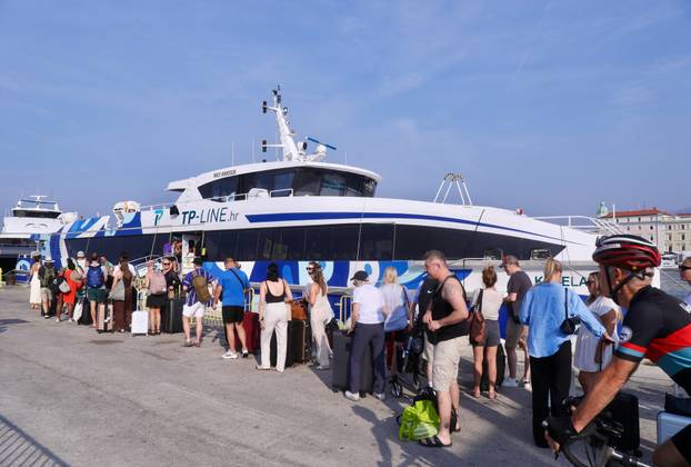 Split: Velik broj putnika odlazi katamaranima na otoke