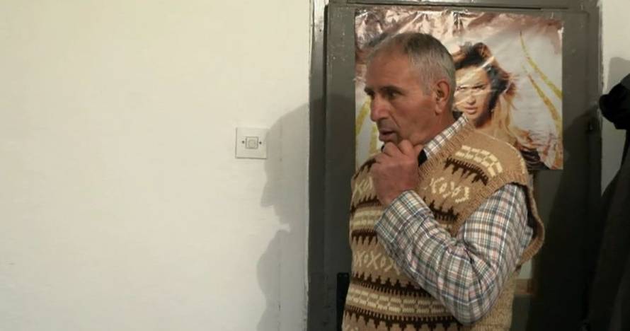 Duško Moreni 'podario' zlatnu WC školjku pa s njom zapjevao