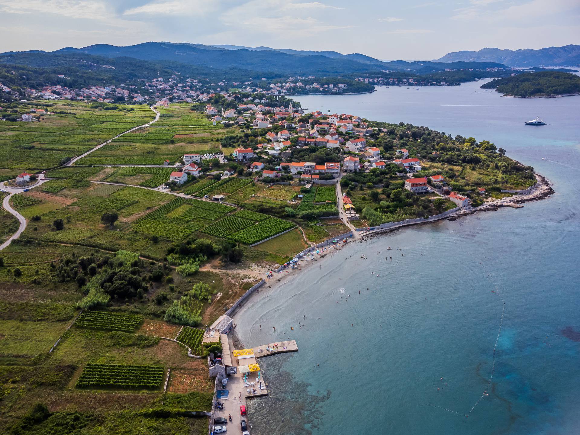 Na plaži Bilin Žal kod Lumbarde svatko može pronaći svoj komadić raja