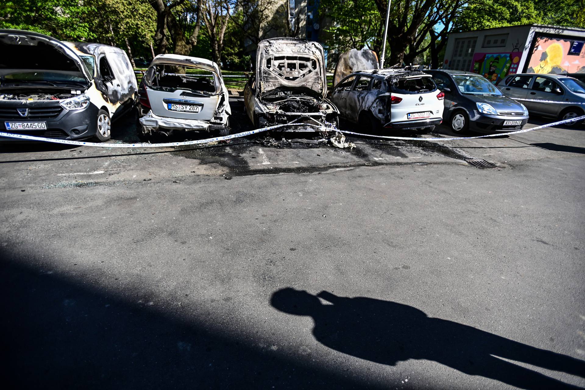 FOTO U Utrinama skroz izgorjela tri auta, još dva su oštećena