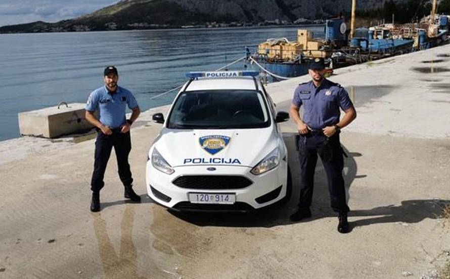 Izuzetna hrabrost! Policajci iz Omiša na rukama iznosili štićenike iz gorućeg doma