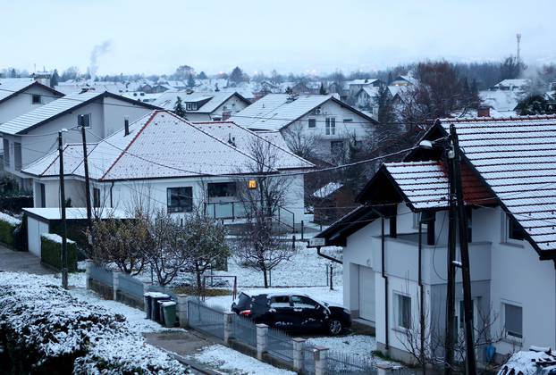 Snijeg zabijelio automobile i krovove u Samoboru