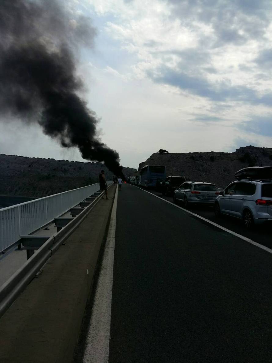 Planuo je automobil na Krčkom mostu, nema ozlijeđenih