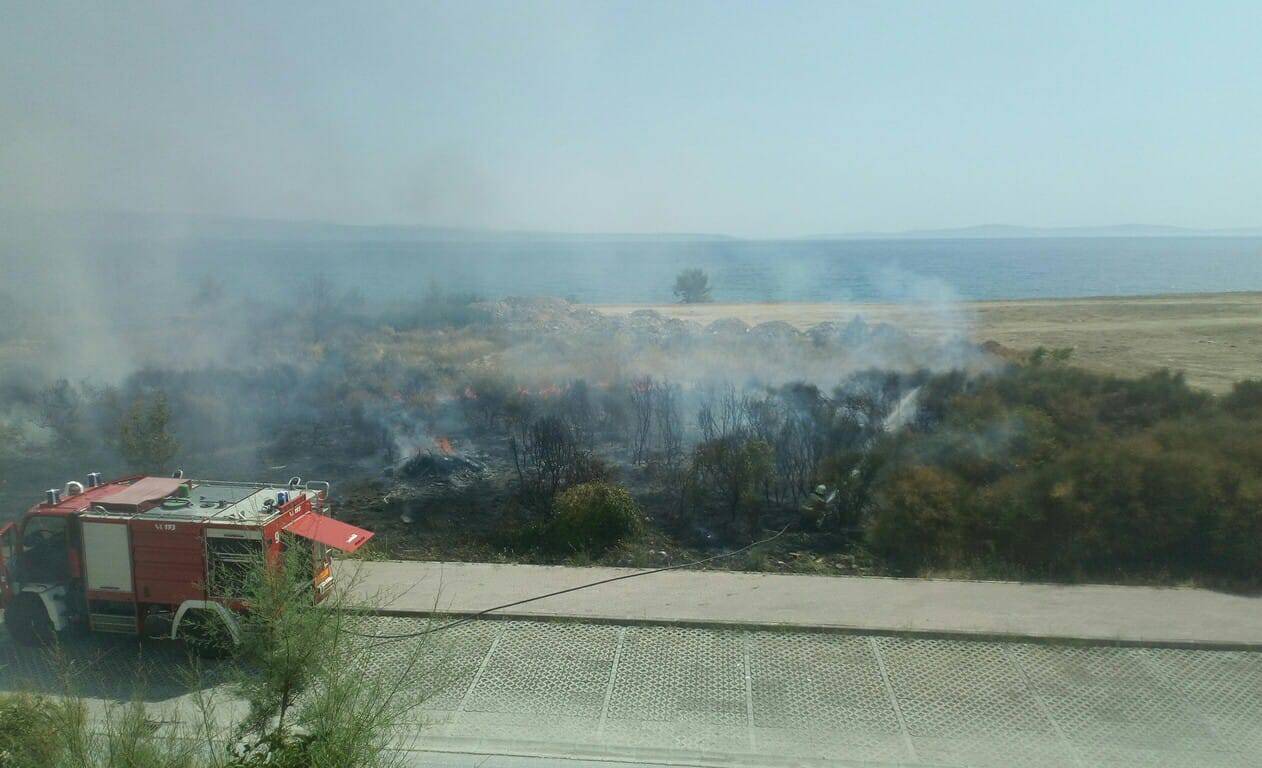 Požar u Splitu: Gorjelo raslinje i trava, dva vozila gasila vatru