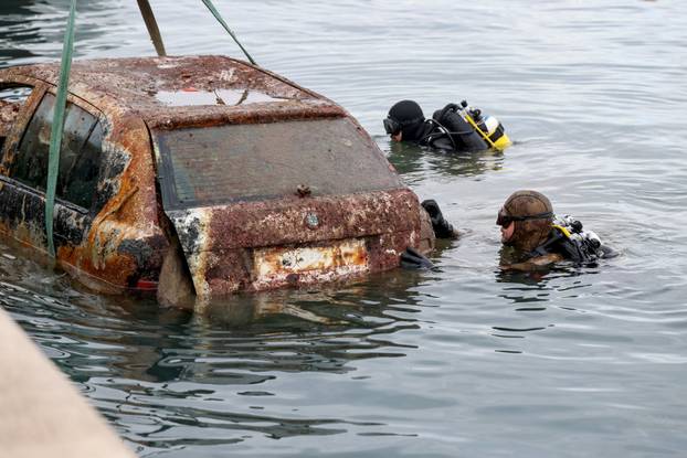 Zadar: Izvlačenje auta koji je 18 godina bio u moru