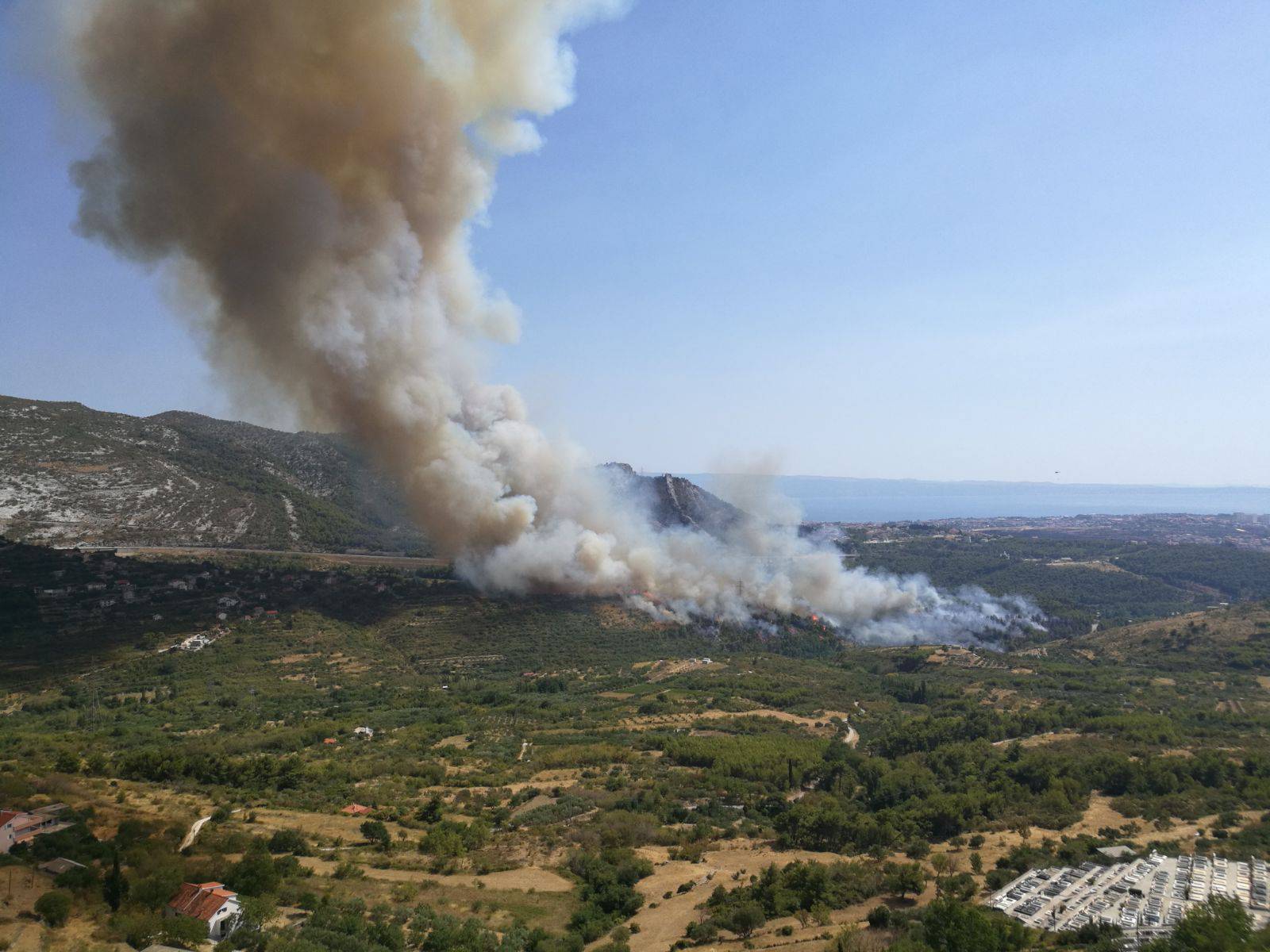 Ozlijeđen je vatrogasac: Požar pokraj Solina pod kontrolom