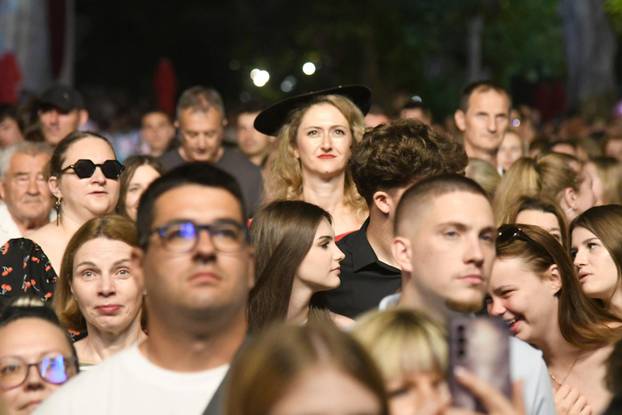 Bjelovar: Petar Grašo prve je večeri bio prva estradna zvijezda na Terezijani