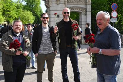 FOTO Joško Klisović sa sinom Ivice Račana u Maksimiru dijelio karanfile za Praznik rada