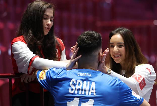 Malmo: Igrači Hrvatske u zagrljajima nakon pobjede protiv Švicarske