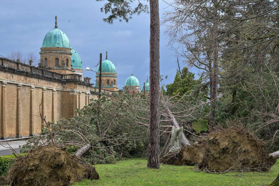 Zagreb: U nevremenu teško  oštećeno gradsko groblje Mirogoj