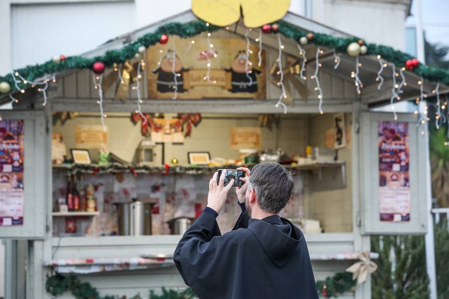 Zagreb: Podijela toplih obroka na Svetom duhu