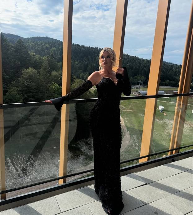 FOTO Fitness trenericu iz BiH svi znaju kao Anny Chanel: 'Svom radniku poklonila sam stan!'