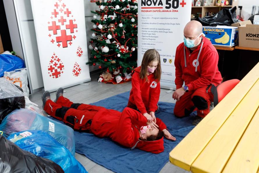 Iva je s 18 mjeseci nosila pomoć za Gunju, sad slaže pakete za obitelji pogođene potresom