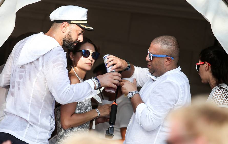 Razuzdana zabava na Hvaru: Gole grudi i potoci šampanjca