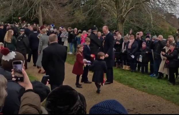 Princ Louis (4) oduševio gestom tijekom klasične božićne šetnje