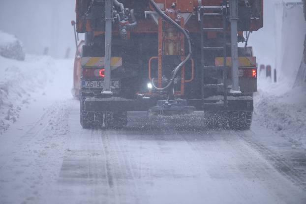 Zagreb: Snijeg i jak vjetar na Sljemenu