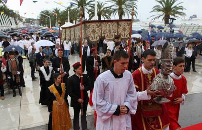 Blagdan Sv. Duje: Vjernici se od kiše sklanjali kišobranima  