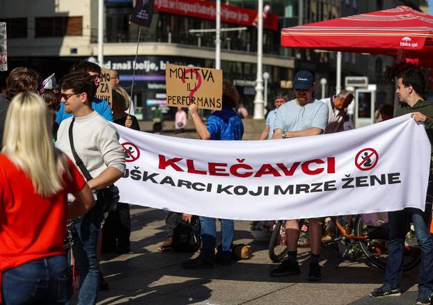 Zagreb: Protuprosvjed moliteljima krunice na Trgu bana Jelačića