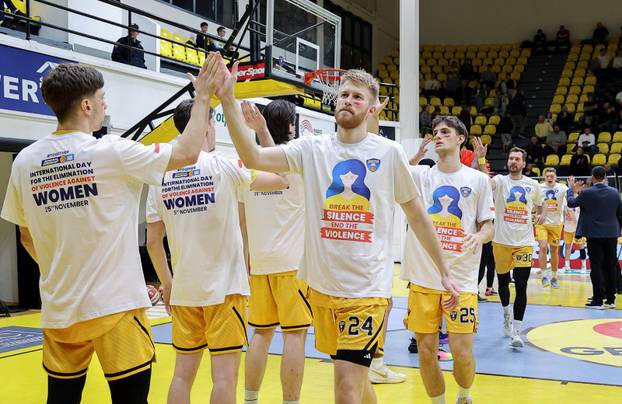 Split: Košarkaši igrali "našminkani" u znak podrške Međunarodnom danu borbe protiv nasilja nad ženama