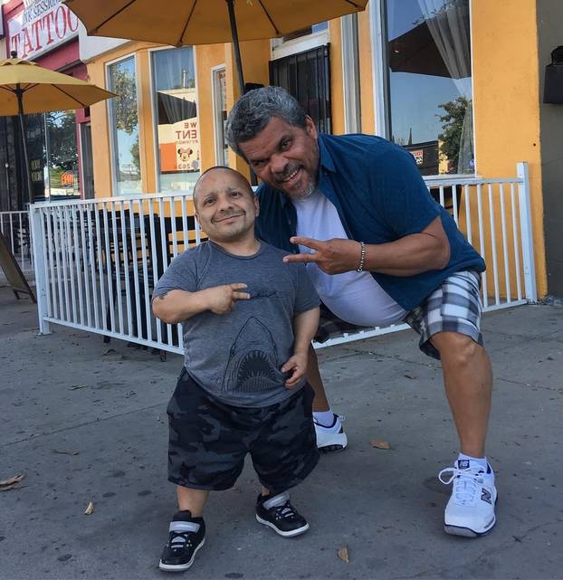 FOTO Ona je visoka 188 cm, a on svega 89 cm. Ljubavni su par: 'U krevetu smo svi iste visine'