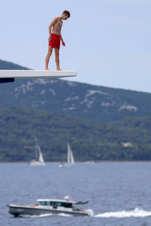 Zadar: Velik broj kupača na plaži Kolovare
