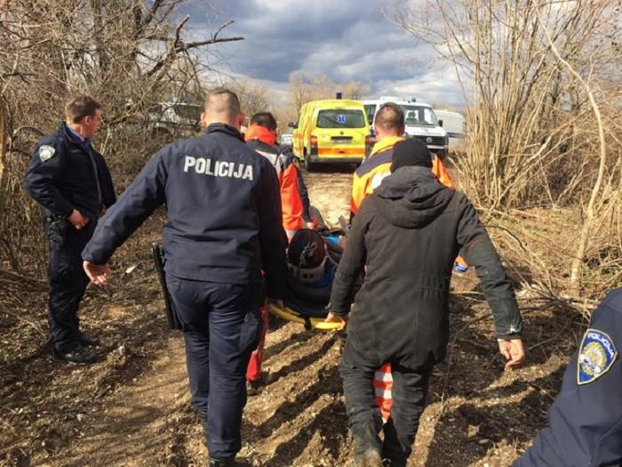 Našli migranta sa slomljenom nogom: Policajci mu pomogli