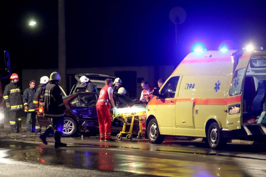 Teška nesreća: Vatrogasci su vadili ljude iz smrskanog auta