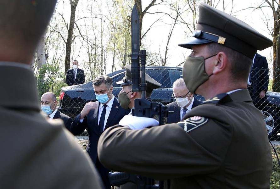 Andrej Plenković uz Veljka Kajtazija posjetio Romski Memorijalni centar Uštica