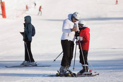 FOTO Otvorena je sezona skijanja i sanjkanja na Platku