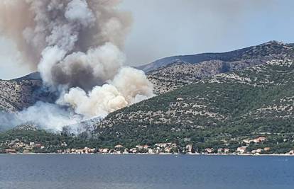 Gori na Pelješcu: Stigli kanaderi