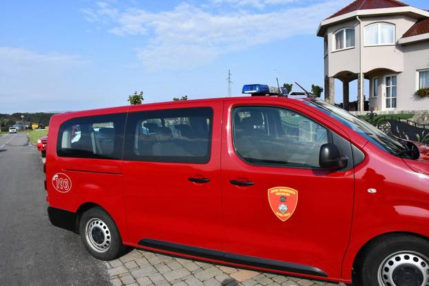 FOTO Izgorjeli skupocjeni auti kraj Požege: Viličarima ih iznosili da spriječe katastrofu