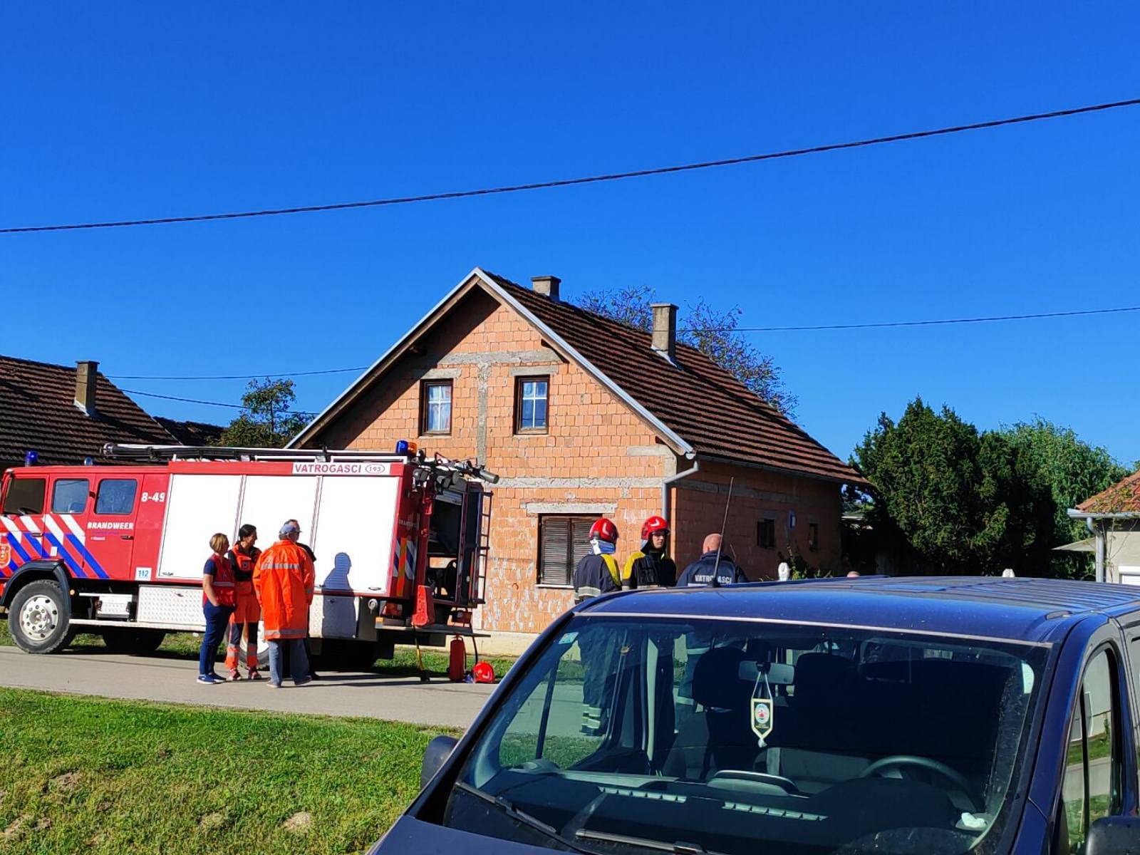 VIDEO Cijela ulica pod blokadom u Tordincima: 'Prijeti, gađao je kuće molotovljevim koktelima'