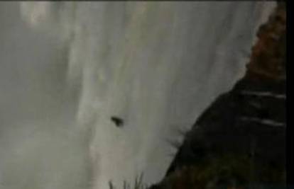 Kajakario niz vodopad od 43 metra i isplivao vrlo živ