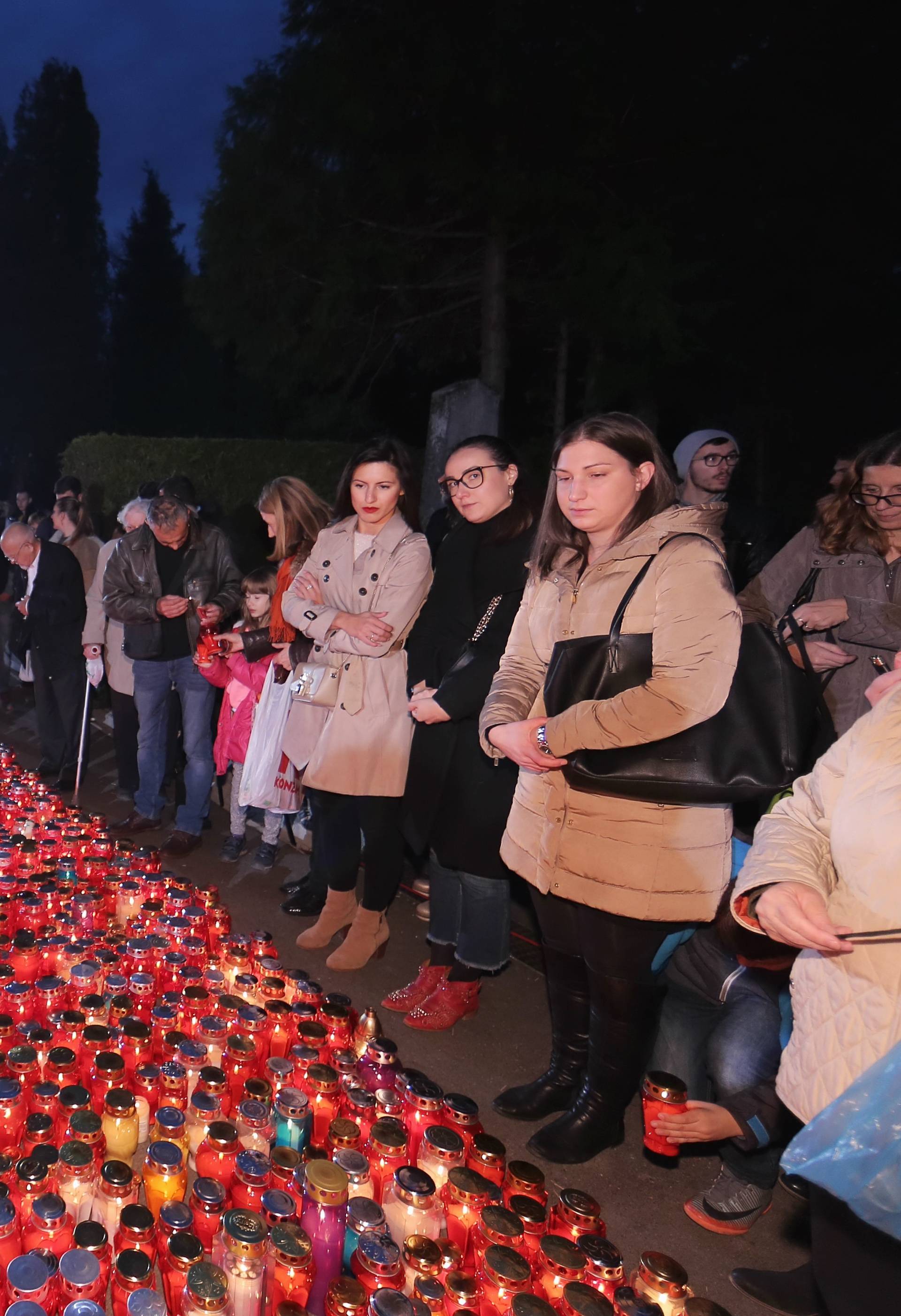 Dan je Svih svetih: Pogledajte fotografije s hrvatskih groblja