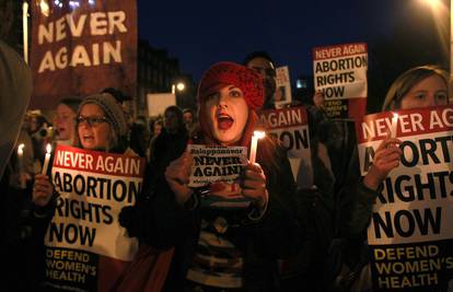 Irska: Umrla je u mukama jer su joj odbili napraviti pobačaj