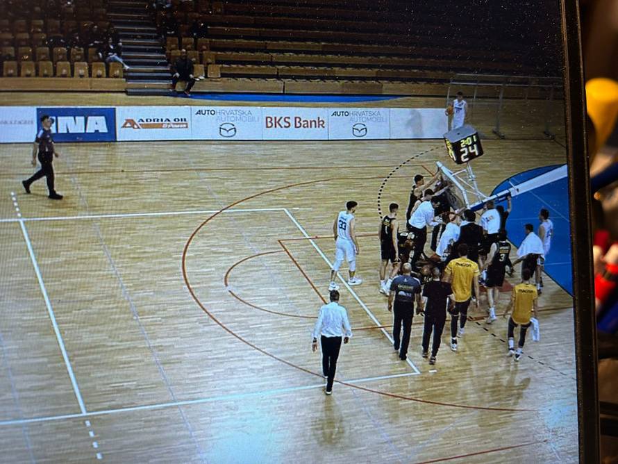 VIDEO Umalo tragedija u Rijeci: Konstrukcija koša pala po igraču Splita! Pogledajte ružne scene